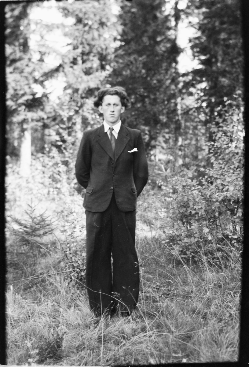 Håkon Prestkværn, Ukjent mann i dress.