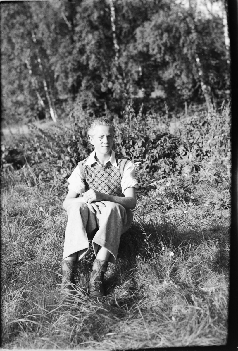 Håkon Prestkværn, Ukjent mann sitter i skogen.