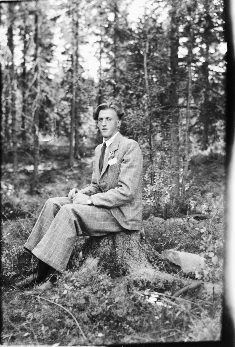 Håkon Prestkværn, Ukjent mann sitter på en stubbe i skogen.