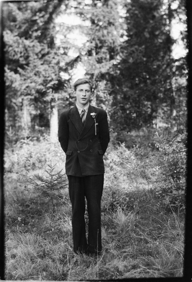 Håkon Prestkværn, Ukjent gutt i dress i skogen.