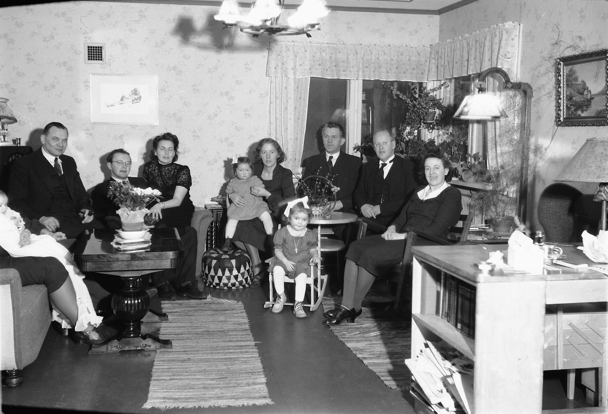 Håkon Prestkværn, Interiør, stue. Barnedåp, meieritet? Familiegruppe.