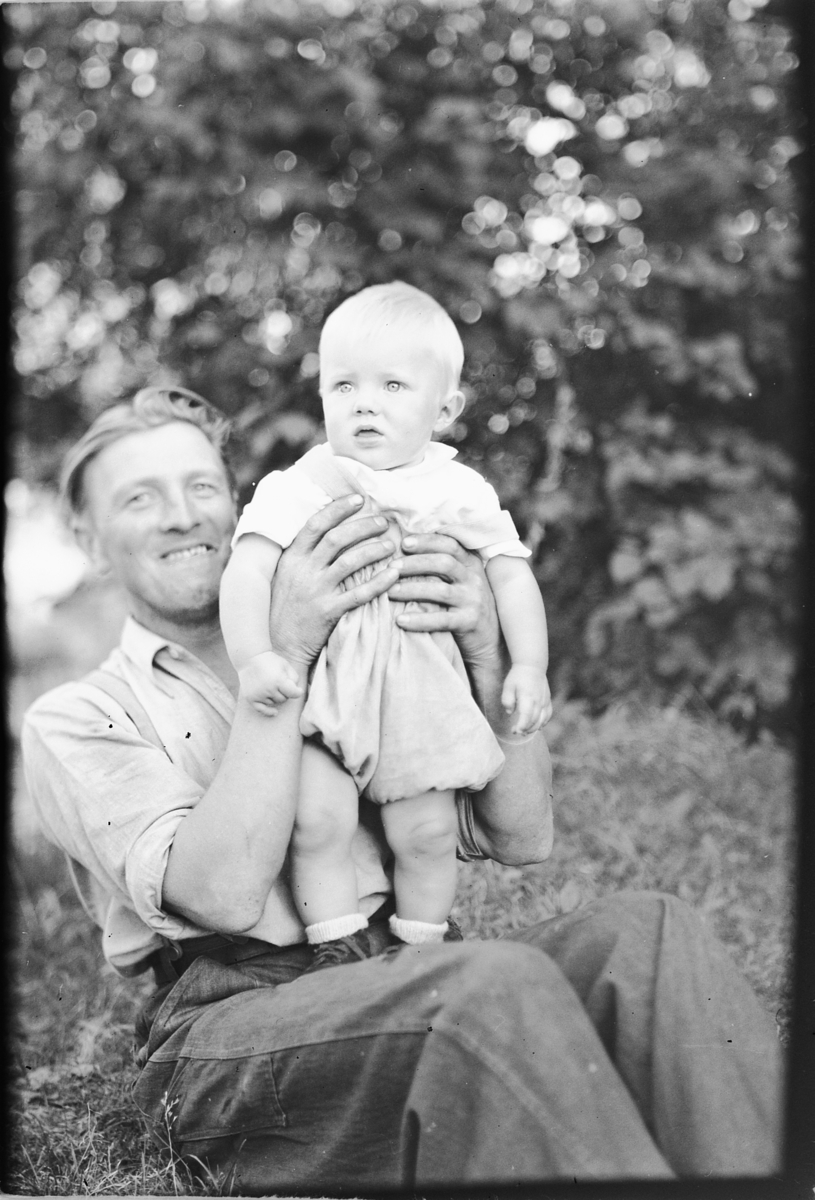 Håkon Prestkværn, Mann med en baby på fanget i en hage.