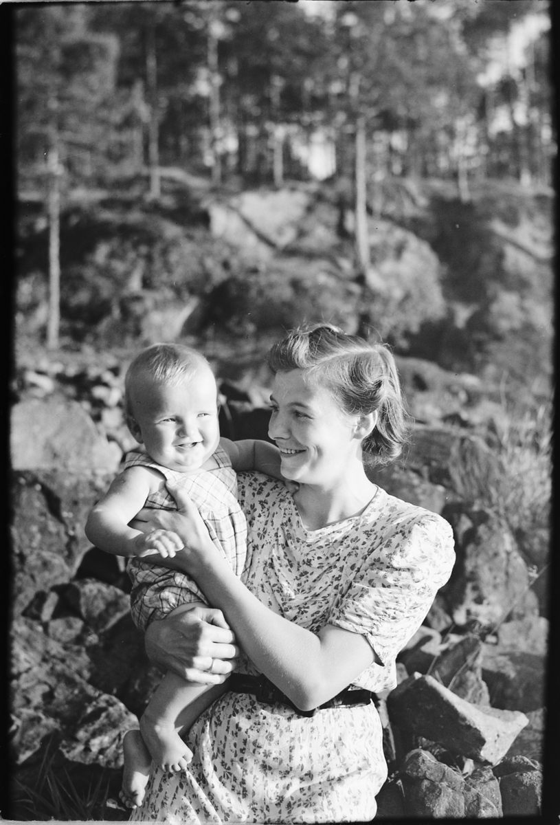 Håkon Prestkværn, Kvinne med en baby på armen.