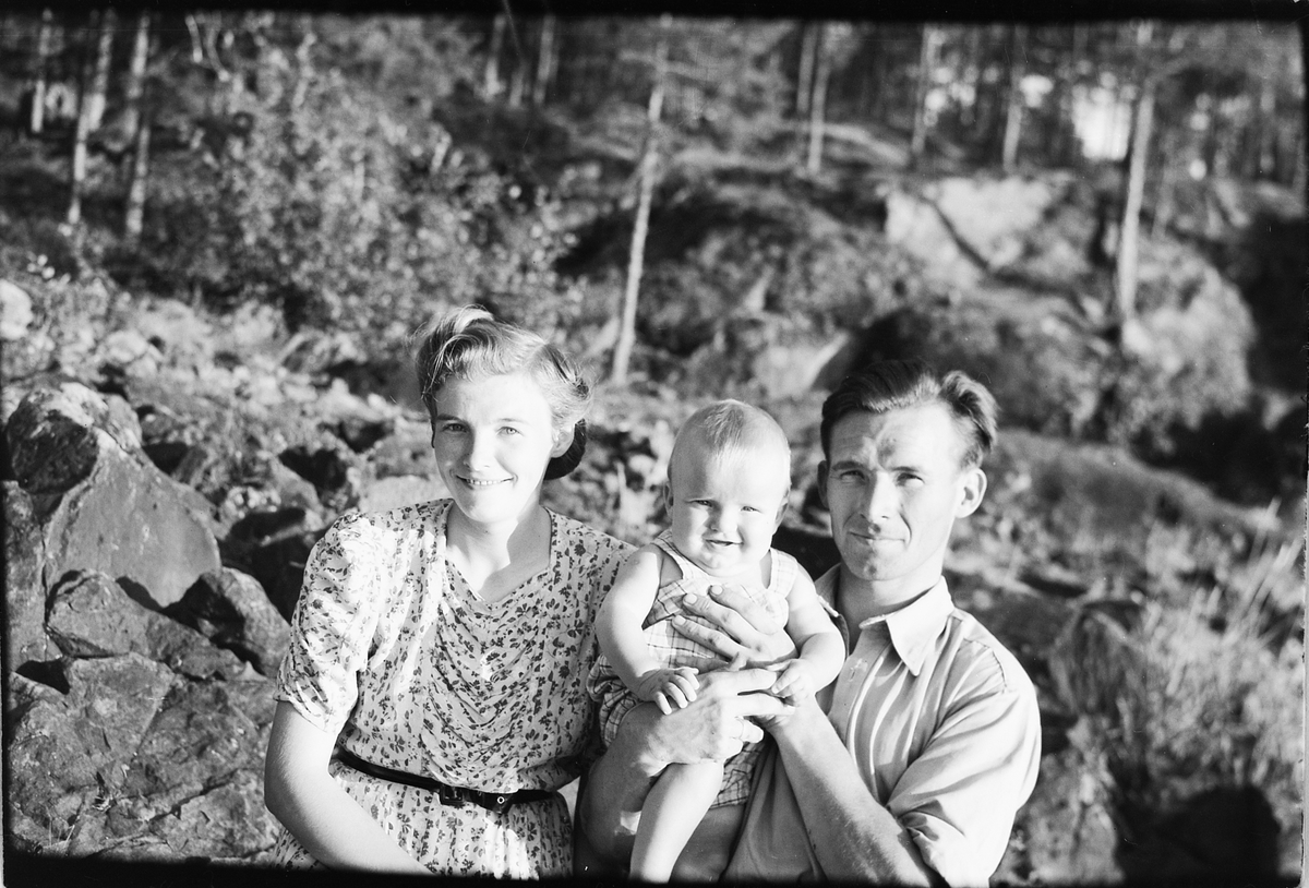 Håkon Prestkværn, Kvinne, mann og barn i skogen.