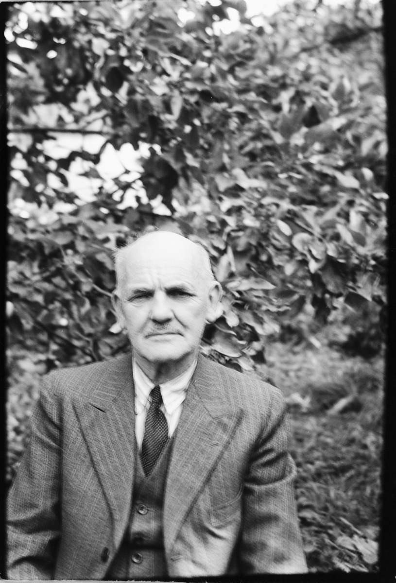 Håkon Prestkværn, Eksteriør, hage. Eldre mann.