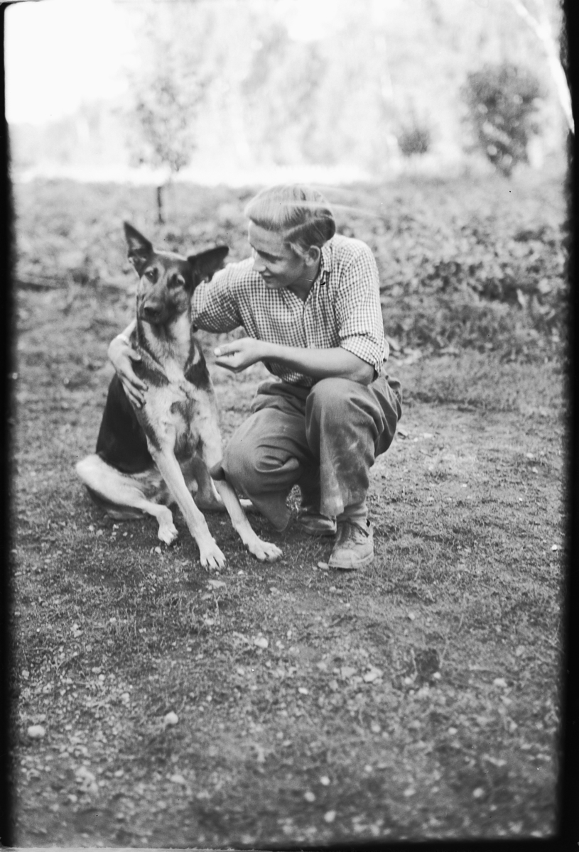 Håkon Prestkværn, Ukjent person med en hund.