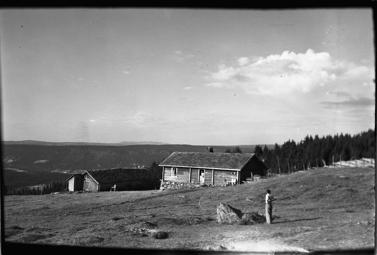 Håkon Prestkværn, Ukjent mann skuer utover seter og fjellandskap.