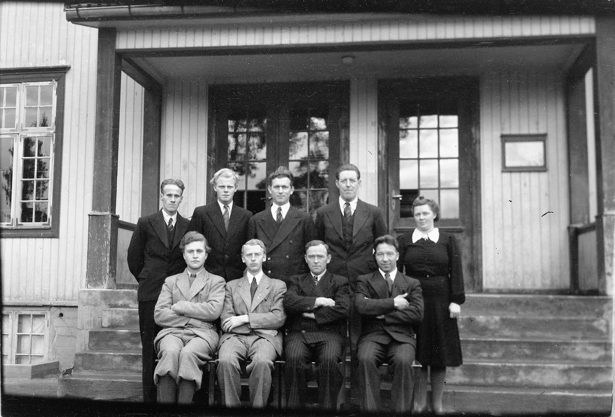 Håkon Prestkværn, Gruppe 9 står foran inngangen til Folkets Hus Moelv, Foran f. v. Nils Sven