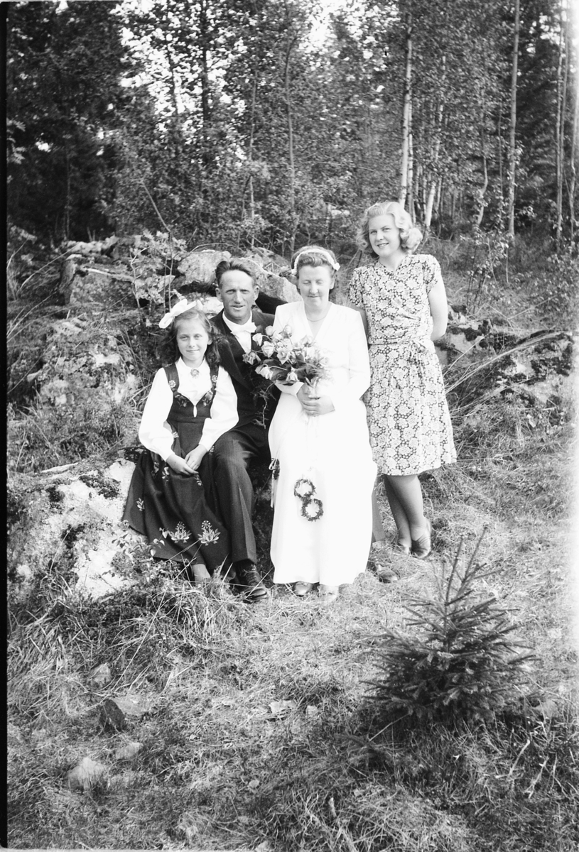 Håkon Prestkværn, Bryllup, Tangen. Brudeparet med forlovere.