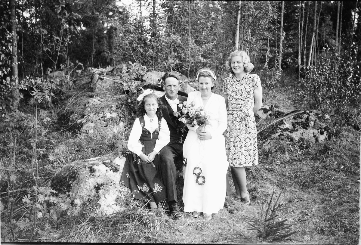 Håkon Prestkværn, Bryllup, Tangen. Brudeparet med forlovere.