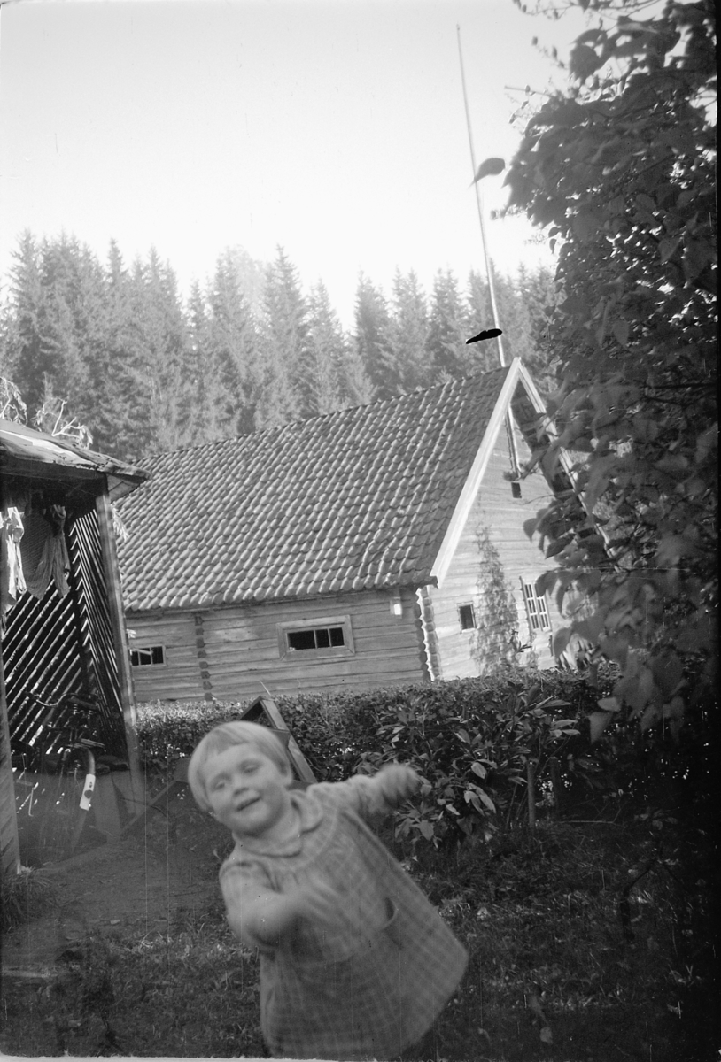 Håkon Prestkværn, Jente, Brita Prestkværn, i hagen på Løkkekværn gård i Moelv.