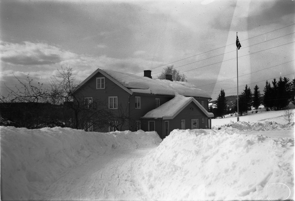 Håkon Prestkværn, Eksteriør, vinter. Ukjent hus som flagger med det norske flagget.