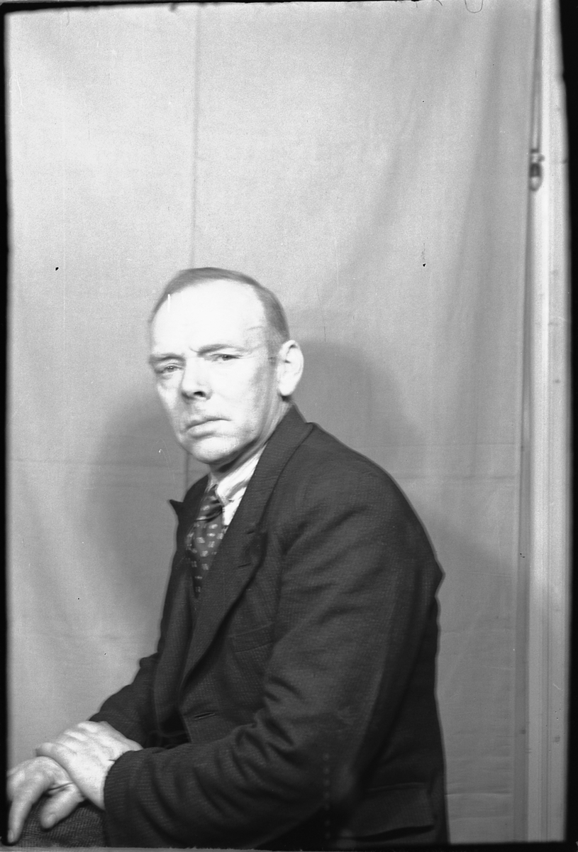 Håkon Prestkværn, Portrett av mann. Martin Olafsen i dress og slips.