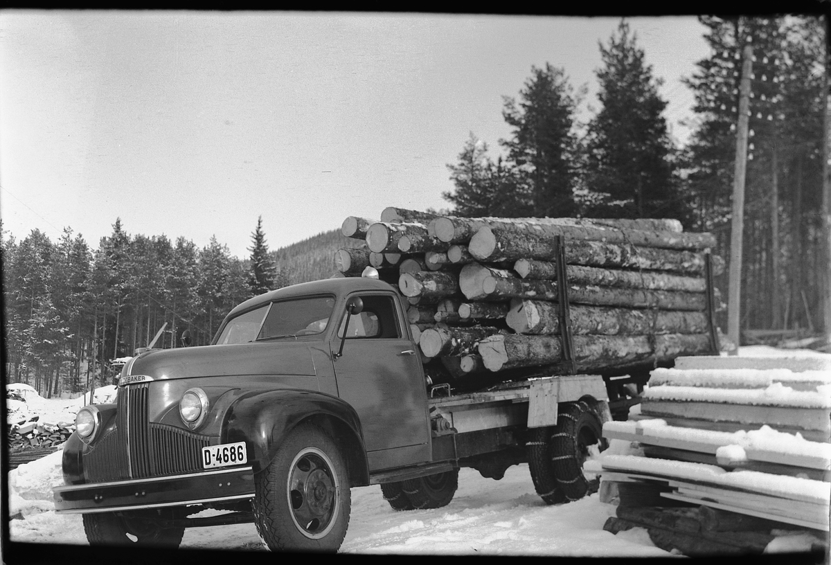 Håkon Prestkværn, STUDEBAKER LASTEBIL med tømmer, 1946-48. D-4686. Tømmerbil.