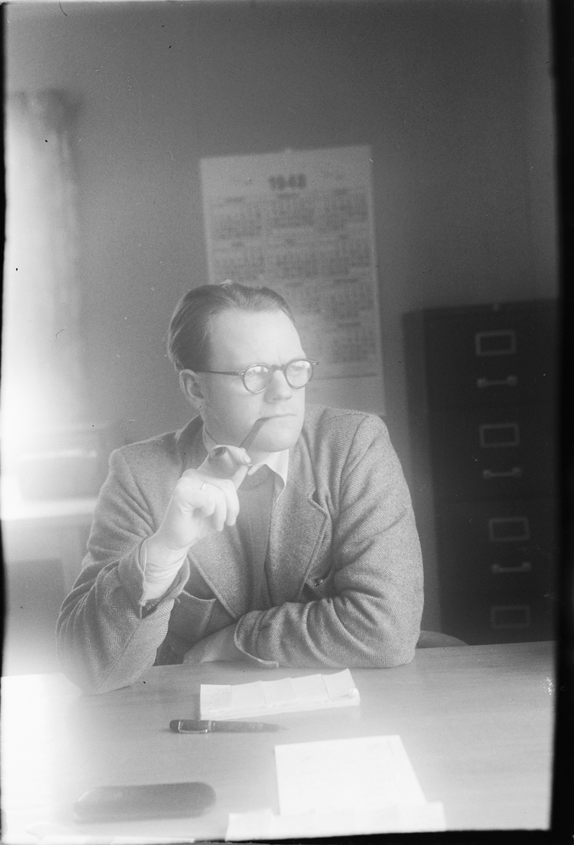 Håkon Prestkværn, Almenningsbestyrer Håkon Bergseng i Ringsaker Almenning med pipe på et kontor.