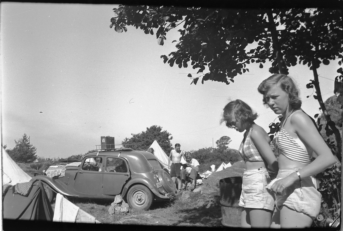 Håkon Prestkværn, KLASSISK CAMPINGSCENE MED CITROËN 33-34 MODELL M/HENGER, SPISSTELT.