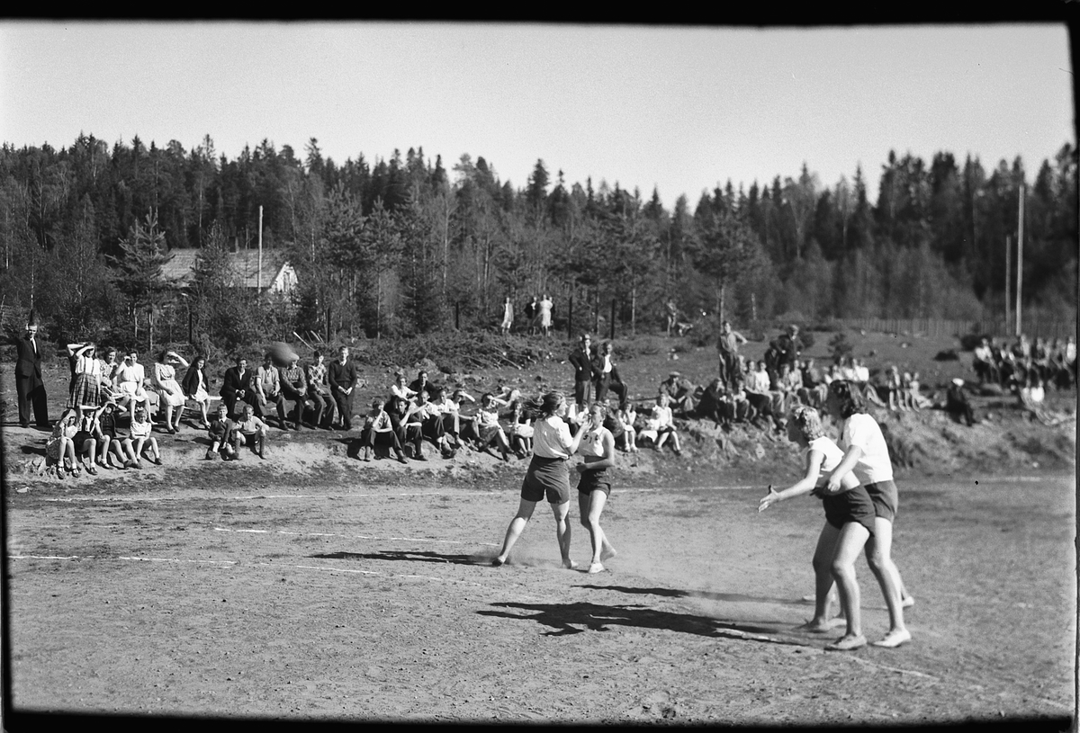 Håkon Prestkværn, KORGSTUVIKA, HÅNDBALLKAMP?PUBLIKUM, HUSET BAK MYRVOLD.