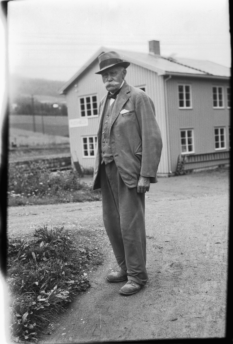 Håkon Prestkværn, Jacob Rud ved jernbanestasjonen på Rudshøgda i Ringsaker.