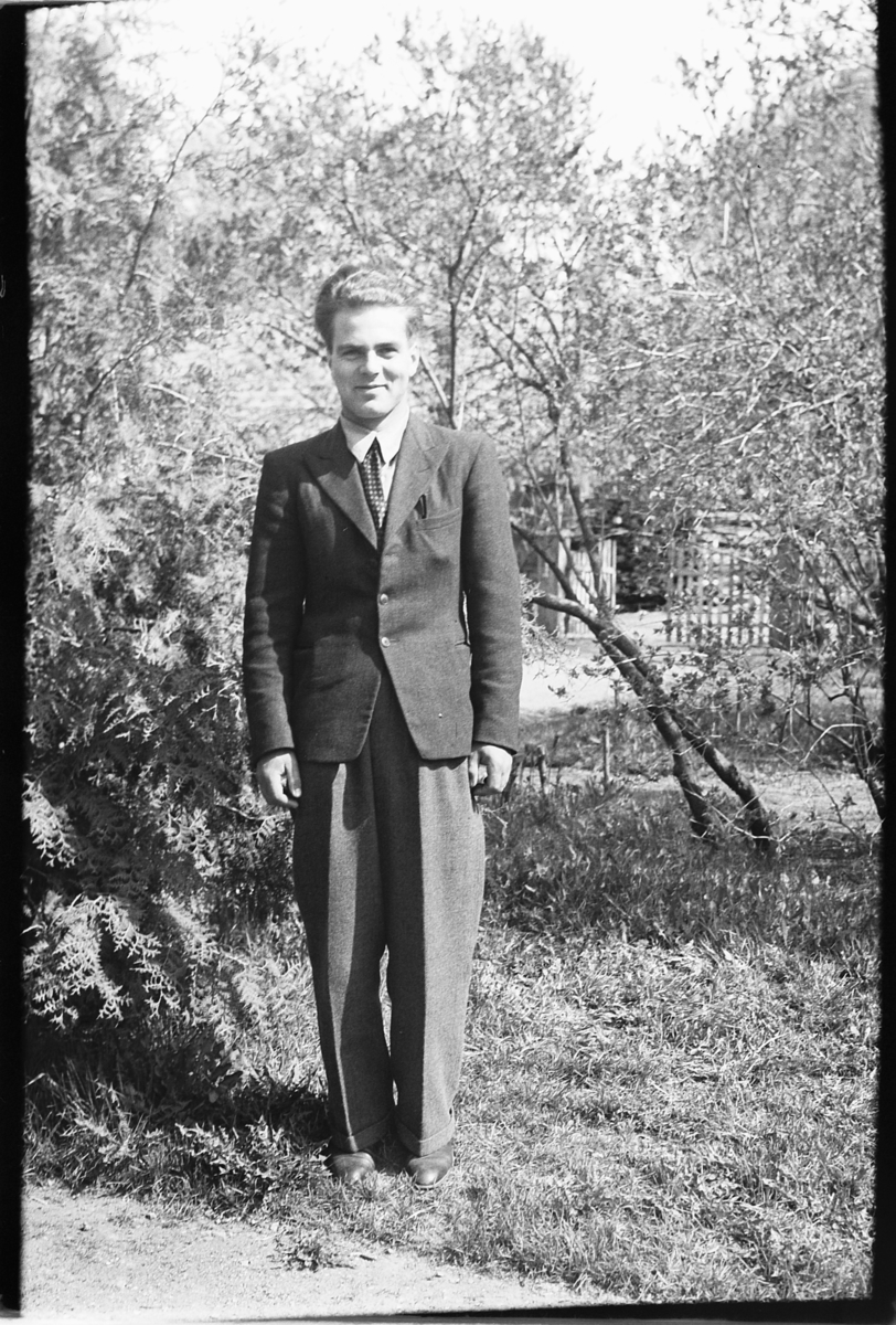 Håkon Prestkværn, Ukjent mann i dress ved et tre.