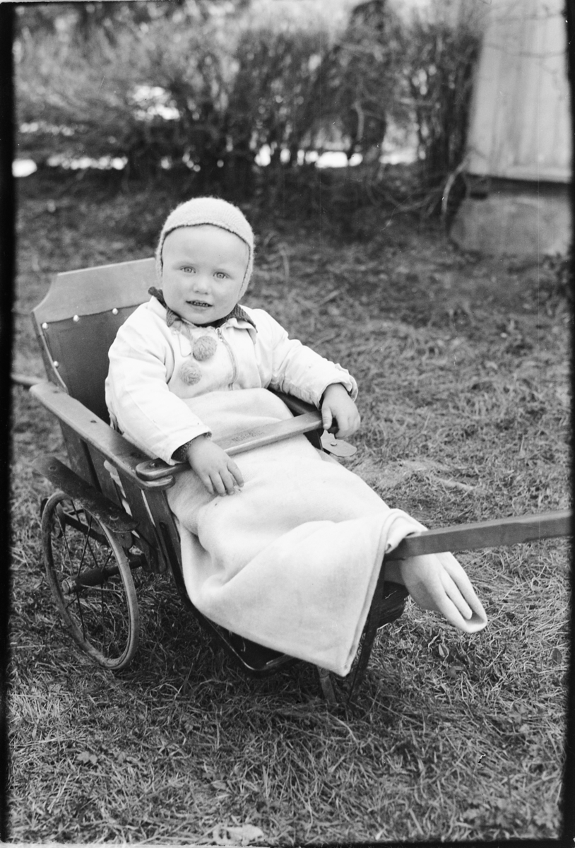 Håkon Prestkværn, Et barn i en barnevogn.
