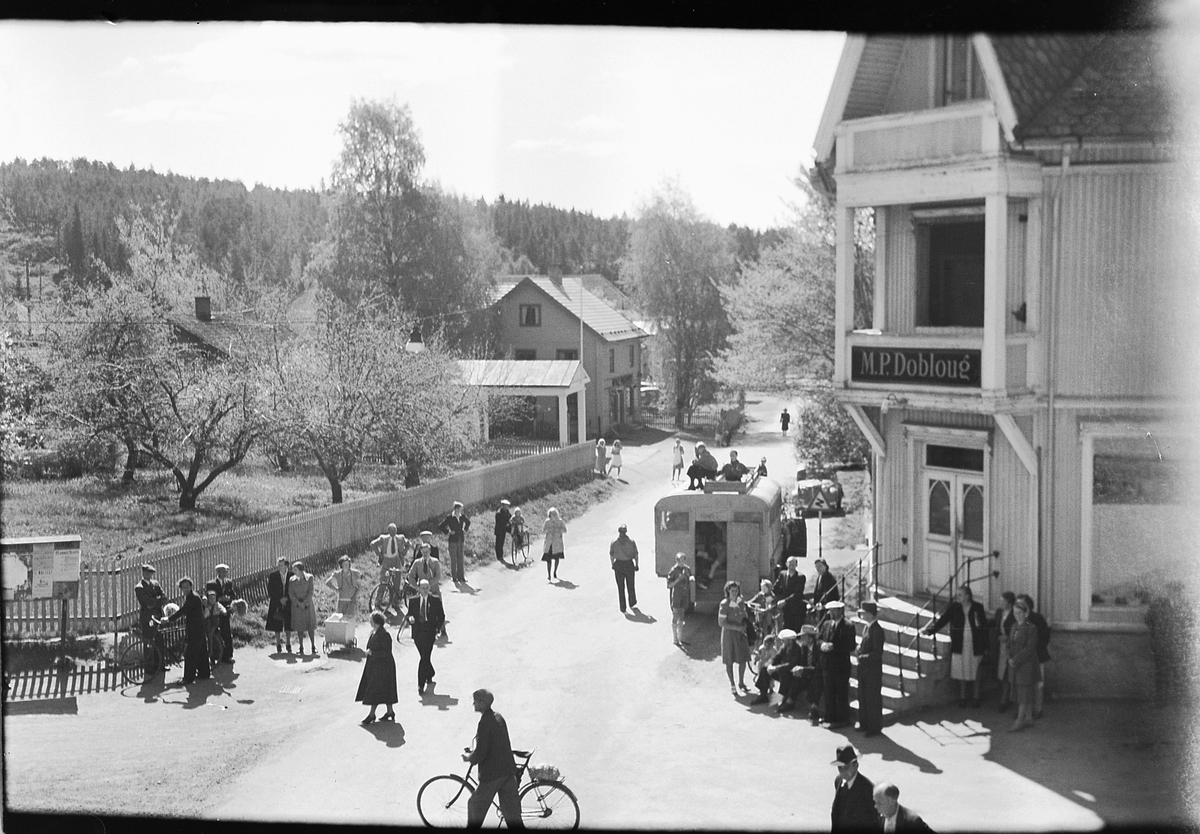 Håkon Prestkværn, STORGATA I MOELV MED M. P. DOBLOUGS EFTF, BUTIKK TH. TV. MIL BENSINSTASJON TILH. LIEN, I BAKGR. TAKET PÅ KAFÉEN.