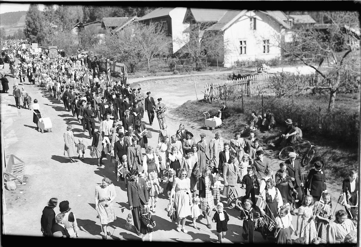 Håkon Prestkværn, 17. mai-tog i Storgata, Moelv.