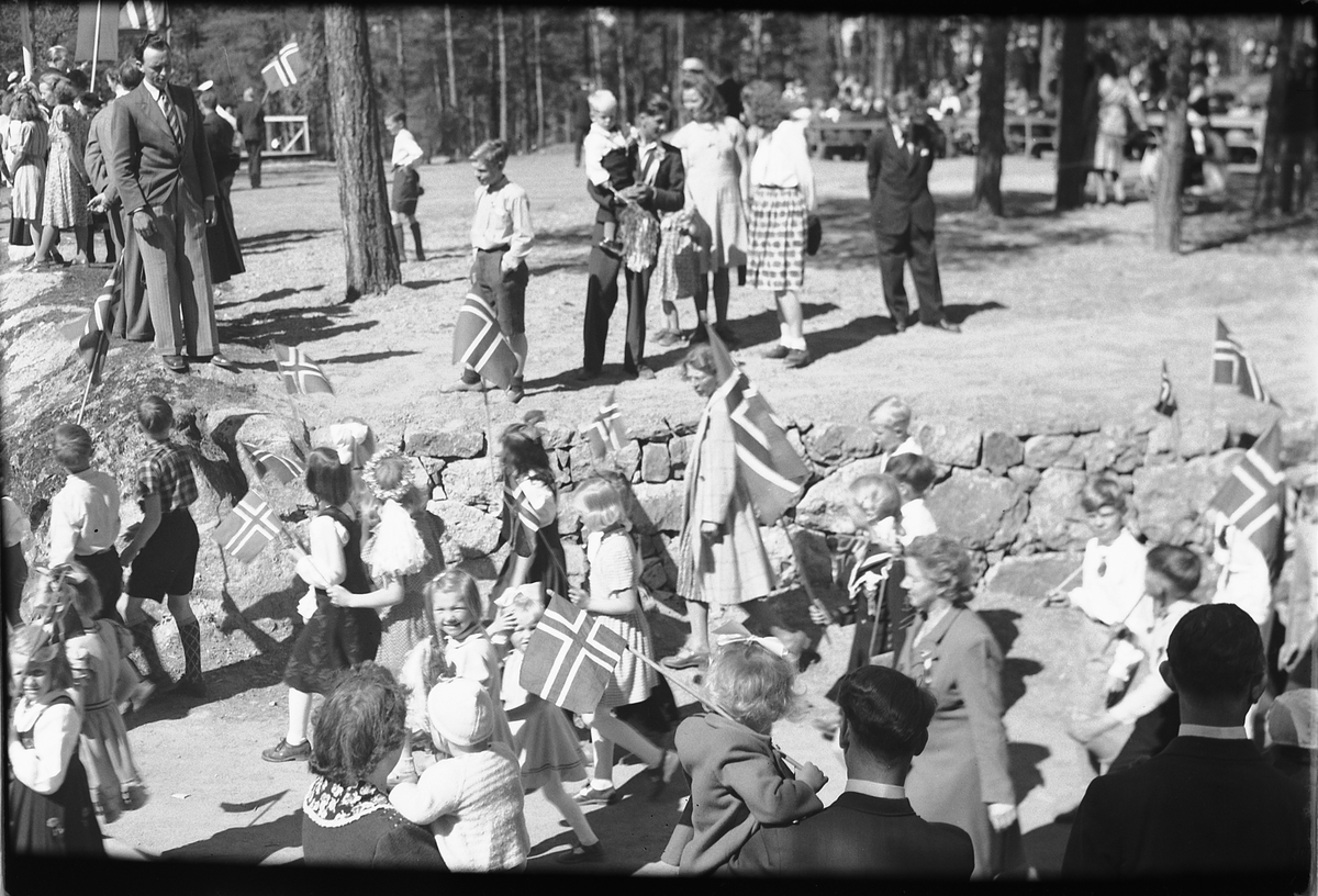Håkon Prestkværn, 17. mai i Moelv med barnetog og norske flagg.