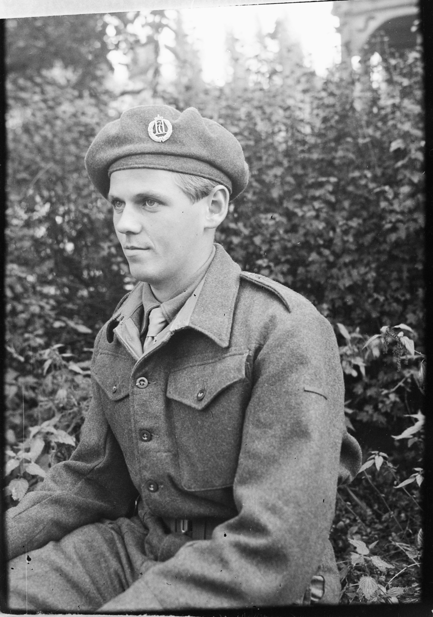 Håkon Prestkværn, Ukjent norsk soldat i uniform med trær i bakgrunnen.