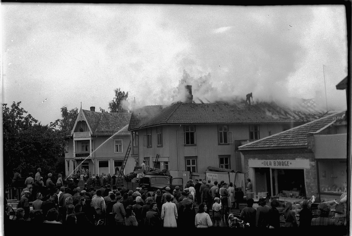 Håkon Prestkværn, MOELVEN GJESTGIVERI, HOTELL, BRANN 1949.