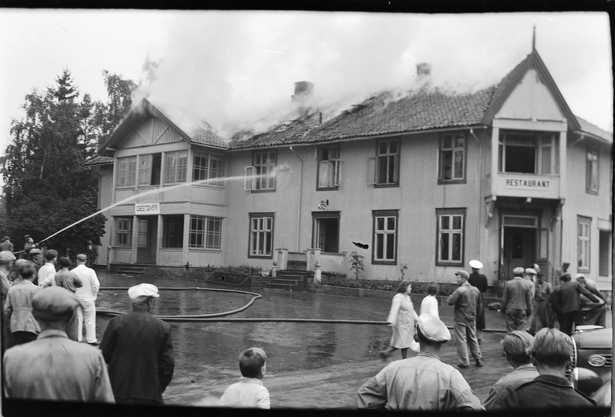 Håkon Prestkværn, MOELVEN GJESTGIVERI, HOTELL, BRANN 1949, BRANNSLUKKING, BRANNSLANGE, MOELV BRANNVESEN BESTO AV FRIVILLIGE.