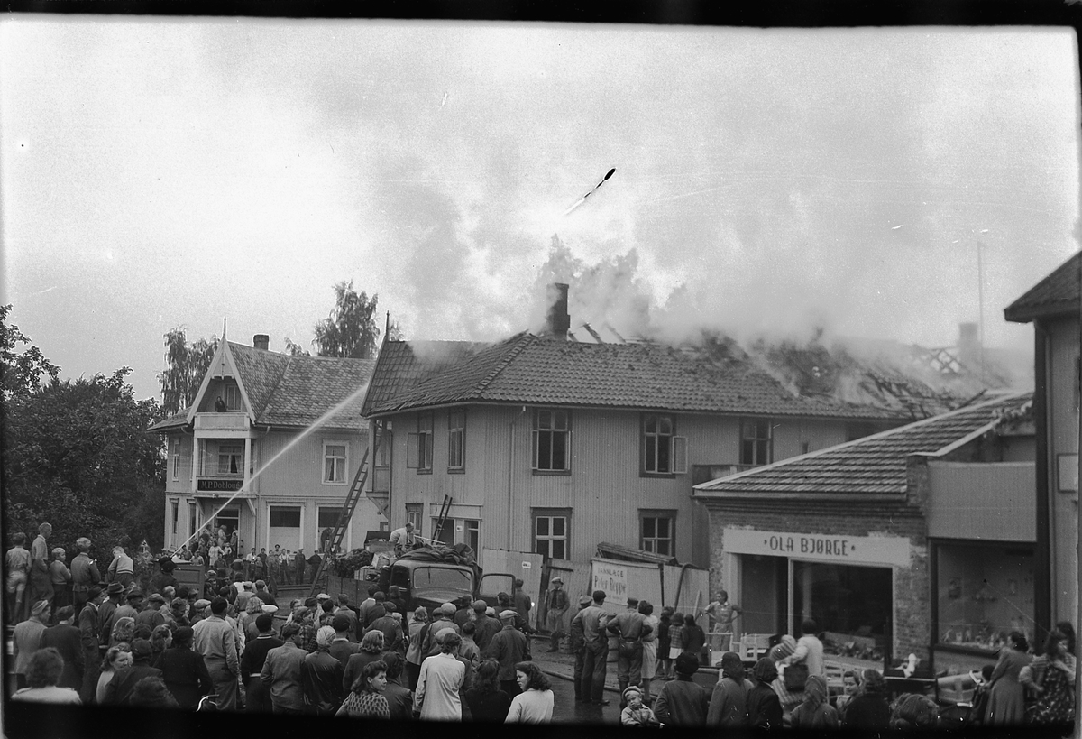 Håkon Prestkværn, MOELVEN GJESTGIVERI, HOTELL, BRANN 1949, MOELV BRANNVESEN BESTO AV FRIVILLIGE, FORD FRA 1938 SOM UTRYKNINGSBIL.