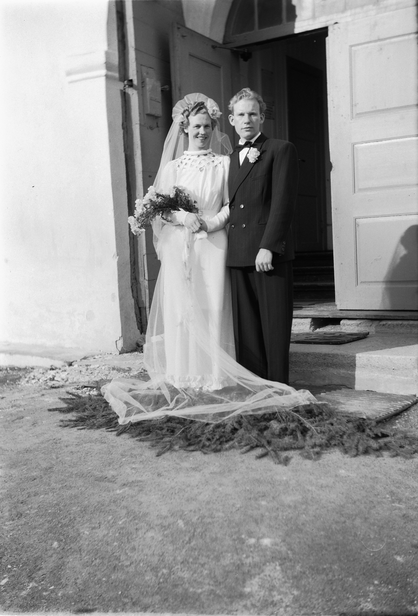 Håkon Prestkværn, Bryllup. Brudepar på trappa til Ringsaker kirke.