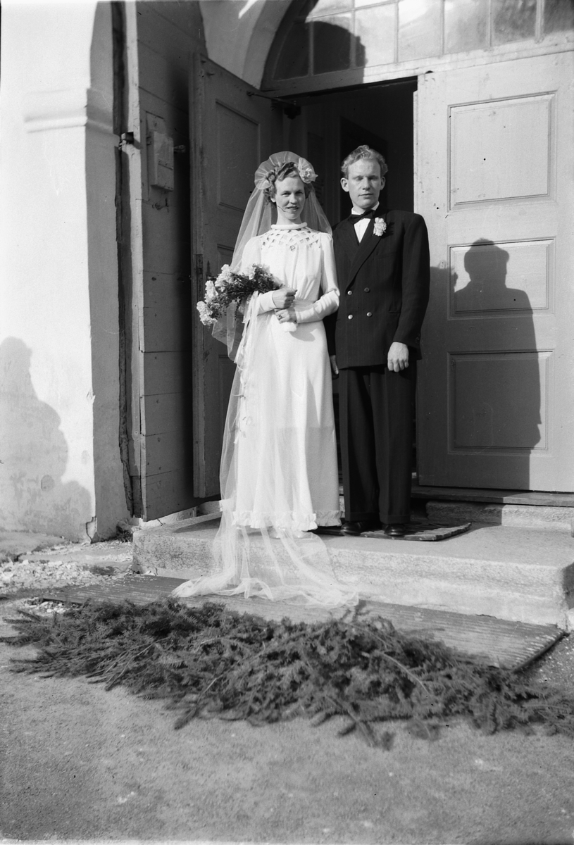 Håkon Prestkværn, Bryllup. Brudepar på trappa til Ringsaker kirke.