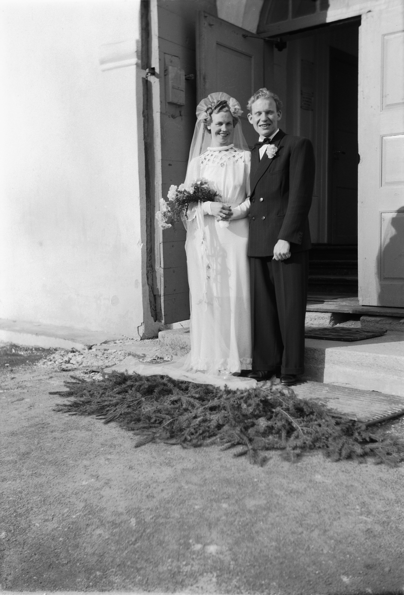 Håkon Prestkværn, Bryllup. Brudepar på trappa til Ringsaker kirke.