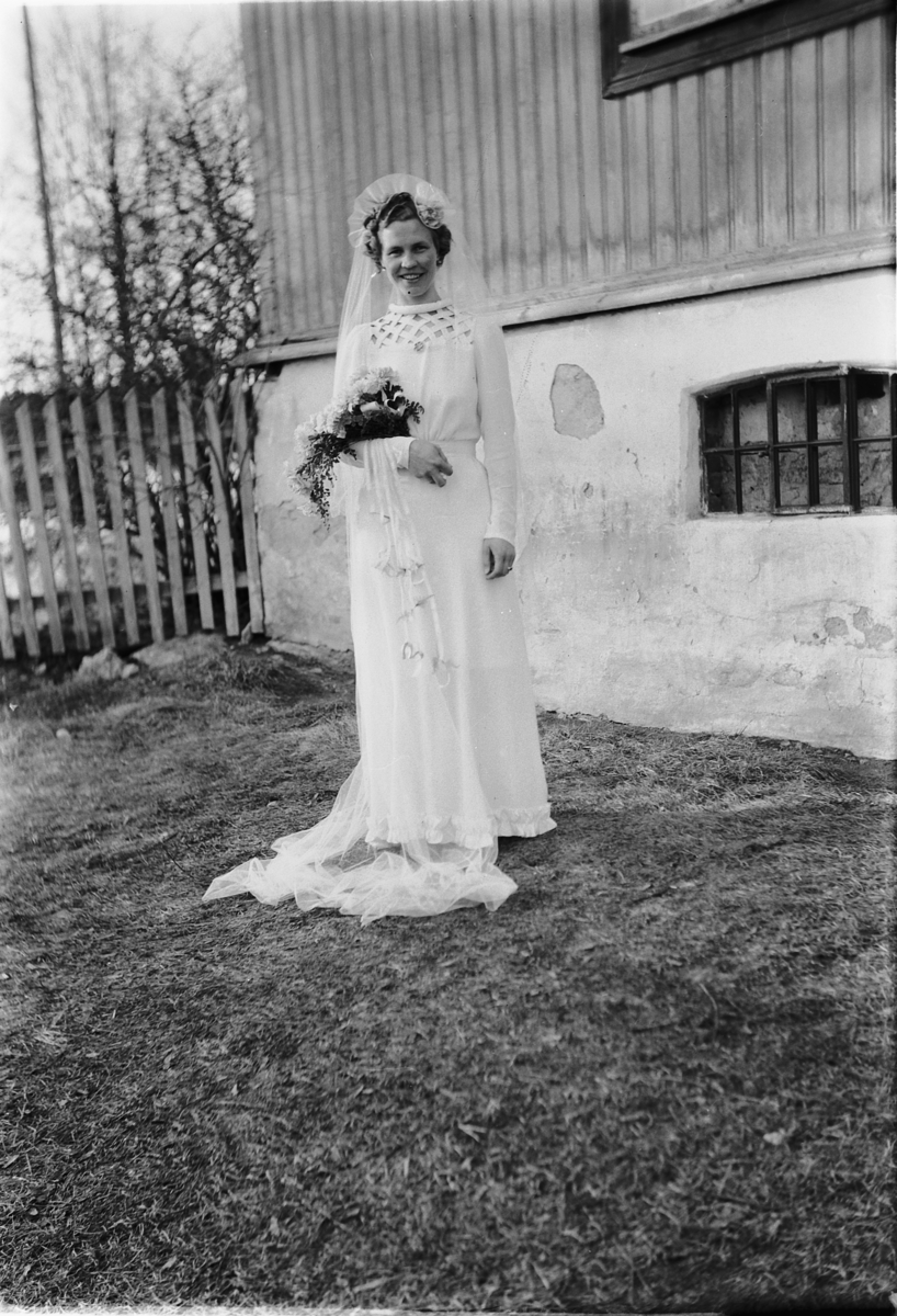 Håkon Prestkværn, Bryllup. Bruden med blomster.