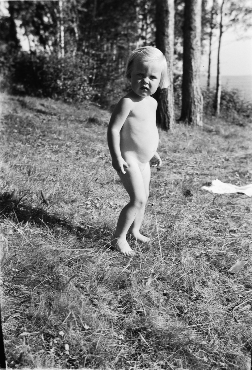 Håkon Prestkværn, Lita jente på badestranda.