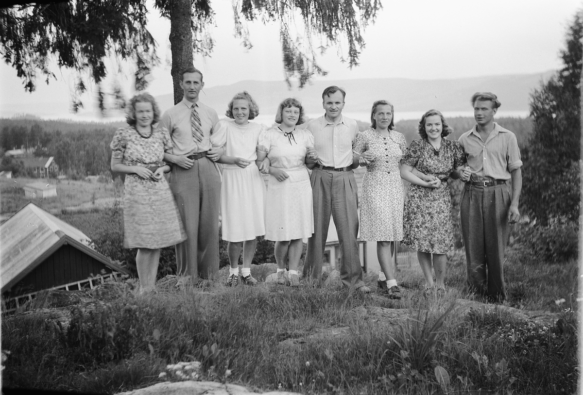 Håkon Prestkværn, Gruppe 5 kvinner og 3 menn står arm i arm ved Pinnerudroa i Moelv. I midten står Gerd Ø og Harald Kolltveit.