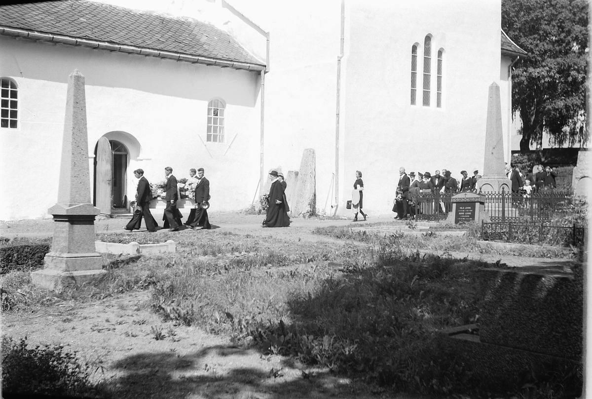 Håkon Prestkværn, Begravelse i Ringsaker kirke, kista blir bært til graven.