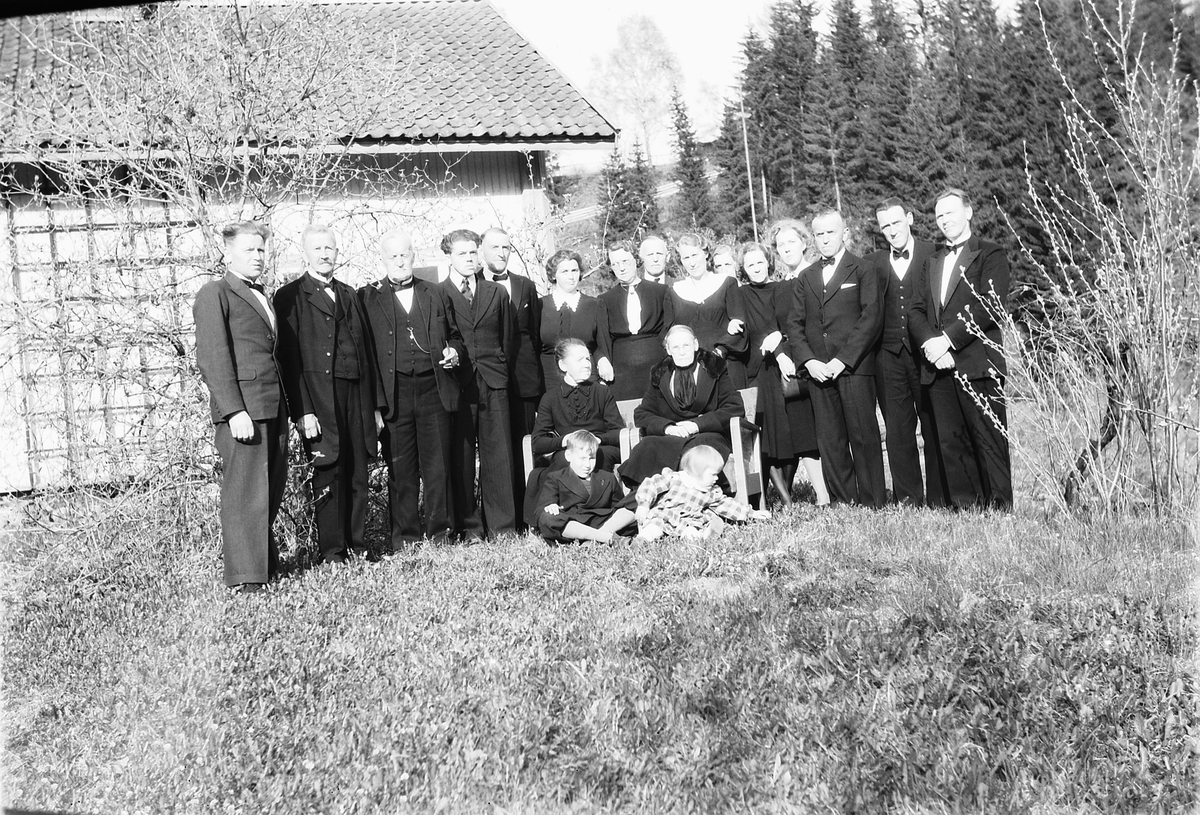 Håkon Prestkværn, Gruppe mennesker. Familiegruppe Prestkværn. Familiebilde ved Kristian Prestkværns bortgang og begravelse i 1946. Foran; Ole Christian og Brita Prestkværn. På benken; ukjent kvinne og Gunda Prestkværn. Fra Høyre bak; Kolbjørn og Einar Prestkværn. Ukjent mann, ukjent kvinne. Martha Prestkværn, ukjent…