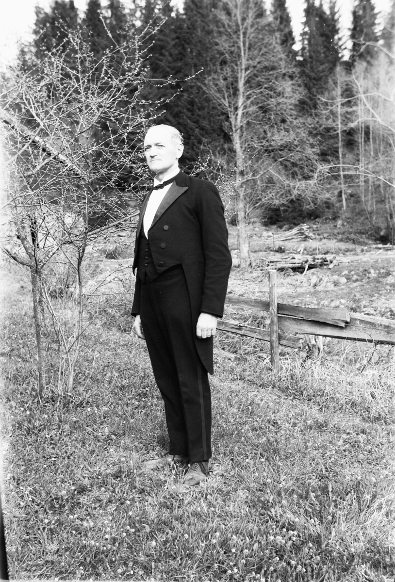 Håkon Prestkværn, Ukjent eldre mann foran et gjerde.