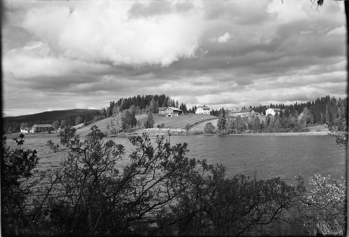 Håkon Prestkværn, Utsyn over Sør-Mesna. Fra venstre: Bergundbakken (Haug), Øvre Bergundhaugen og Nedre Bergundhaugen. Landskap med sjø og hus.