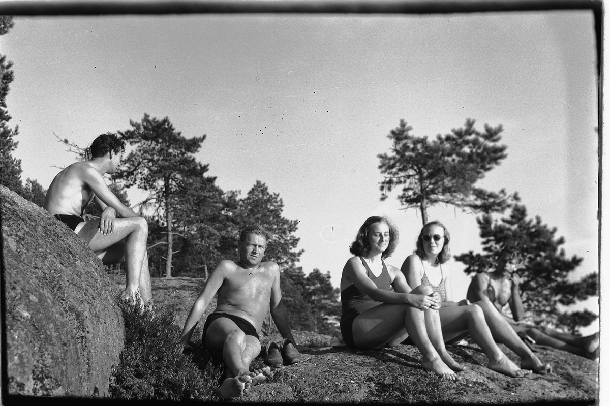 Håkon Prestkværn, Menn og kvinner i badeshorts og badedrakt.