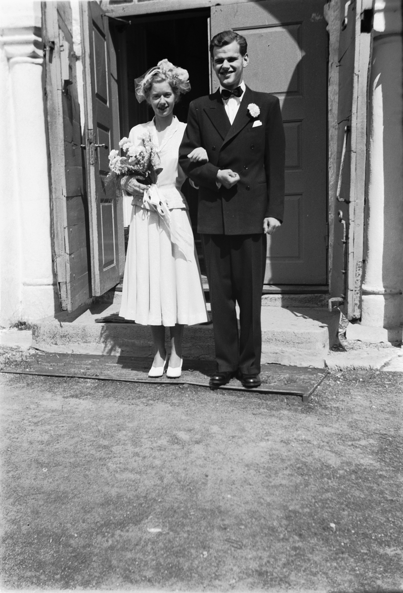 Håkon Prestkværn, Bryllup. Brudepar på trappa til Ringsaker kirke.