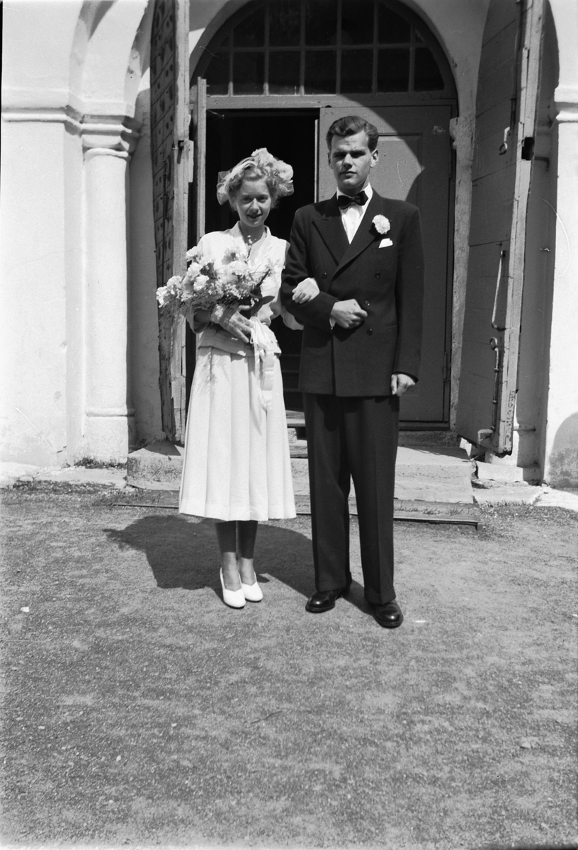 Håkon Prestkværn, Bryllup. Brudepar på trappa til Ringsaker kirke.