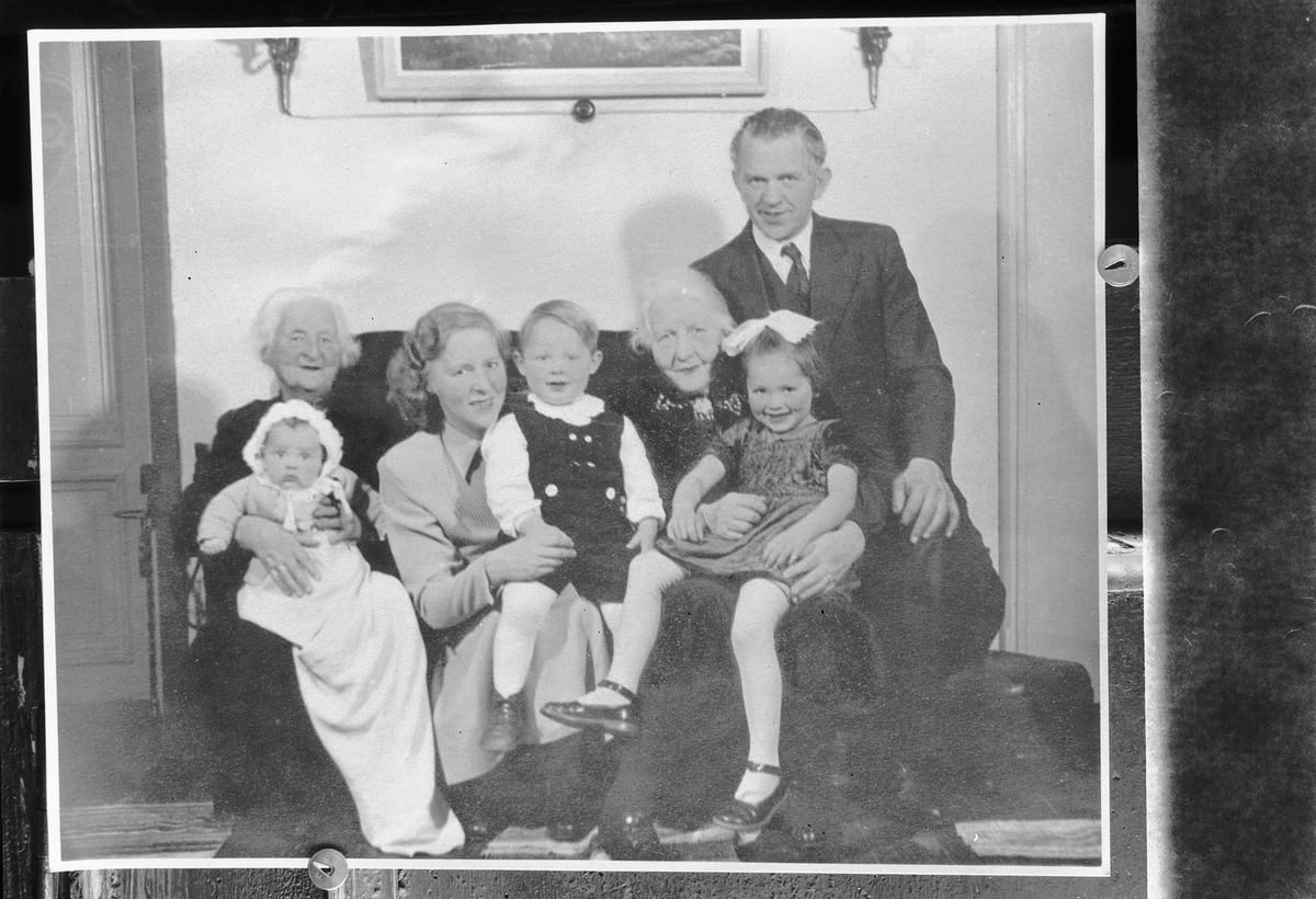 Håkon Prestkværn, Familien Bjørge, Moelv. Fra venstre ukjent "bestemor" med yngste datter Cathrine (Trine) på fanget, Ingrid Bjørge med sønnen Trond, ukjent "bestemor" med eldstedatter Inger Johanne (Janne) på fanget og kjøpmann Ola Bjørge.