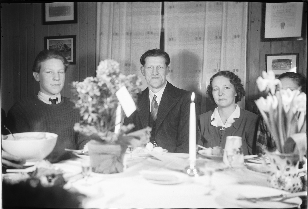 Håkon Prestkværn, Ukjent familie rundt middagsbordet.