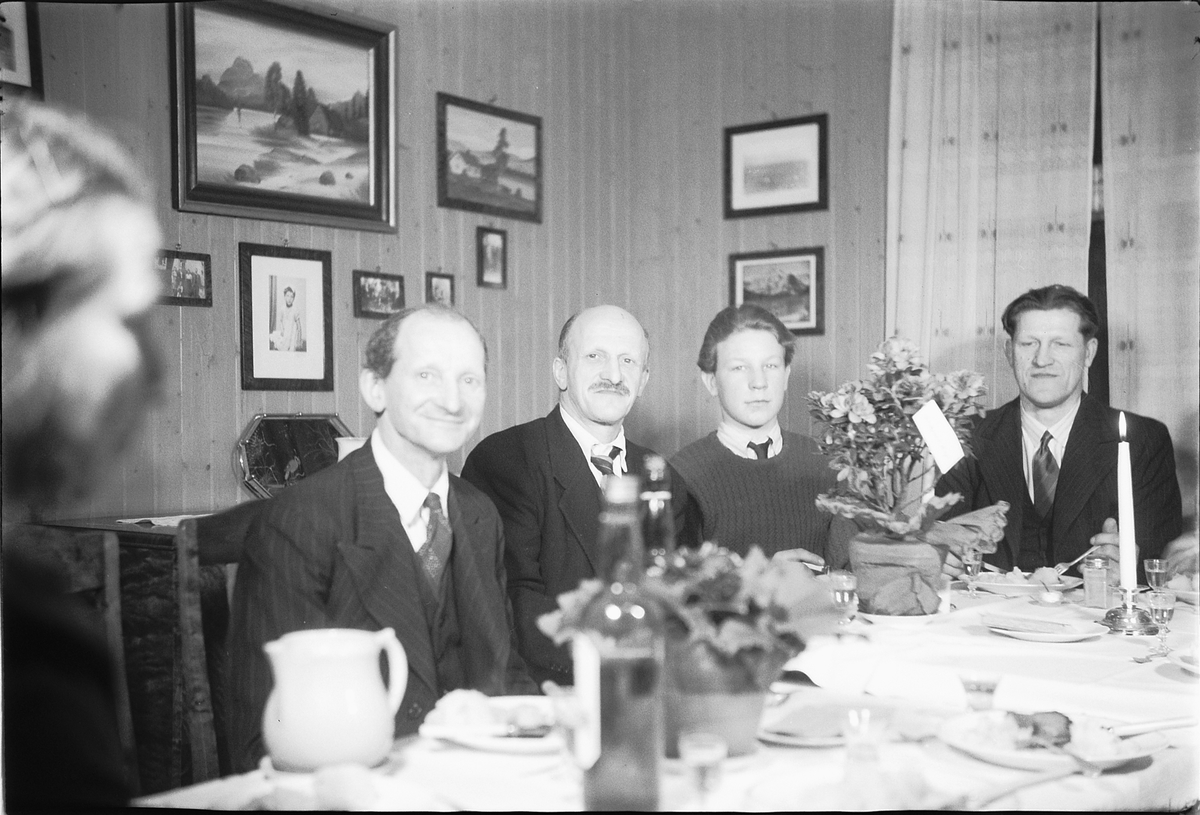 Håkon Prestkværn, Ukjent familie rundt middagsbordet.