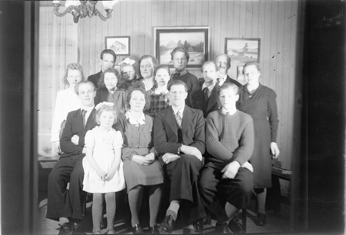 Håkon Prestkværn, Interiør, stue. Ukjent familie.