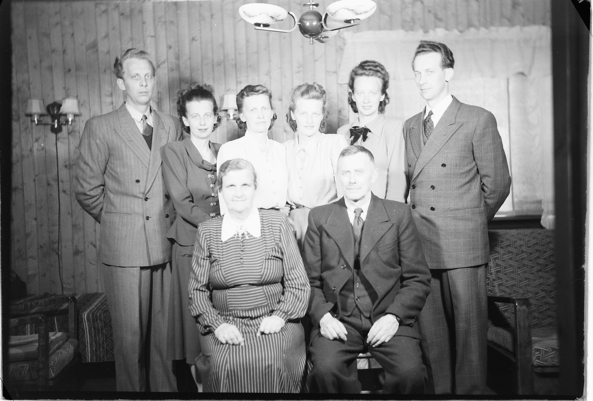 Håkon Prestkværn, Interiør, stue. Ukjent familie.