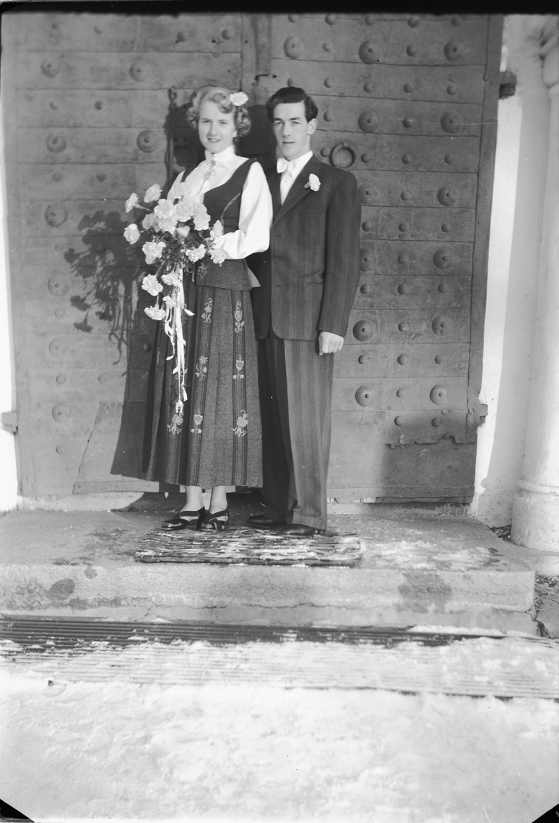 Håkon Prestkværn, Bryllup. Brudeparet i bunad og dress på kirketrappa.